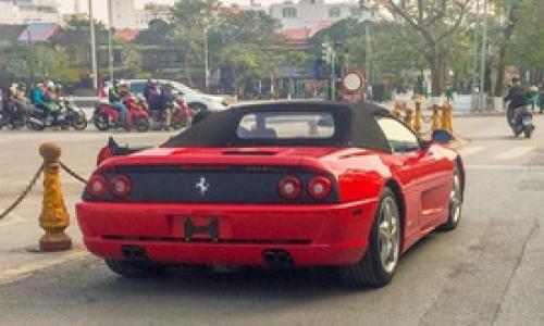 Giới mộ điêu phấn khích với Ferrari F355 Spider độc nhất Việt Nam lăn bánh trên phố